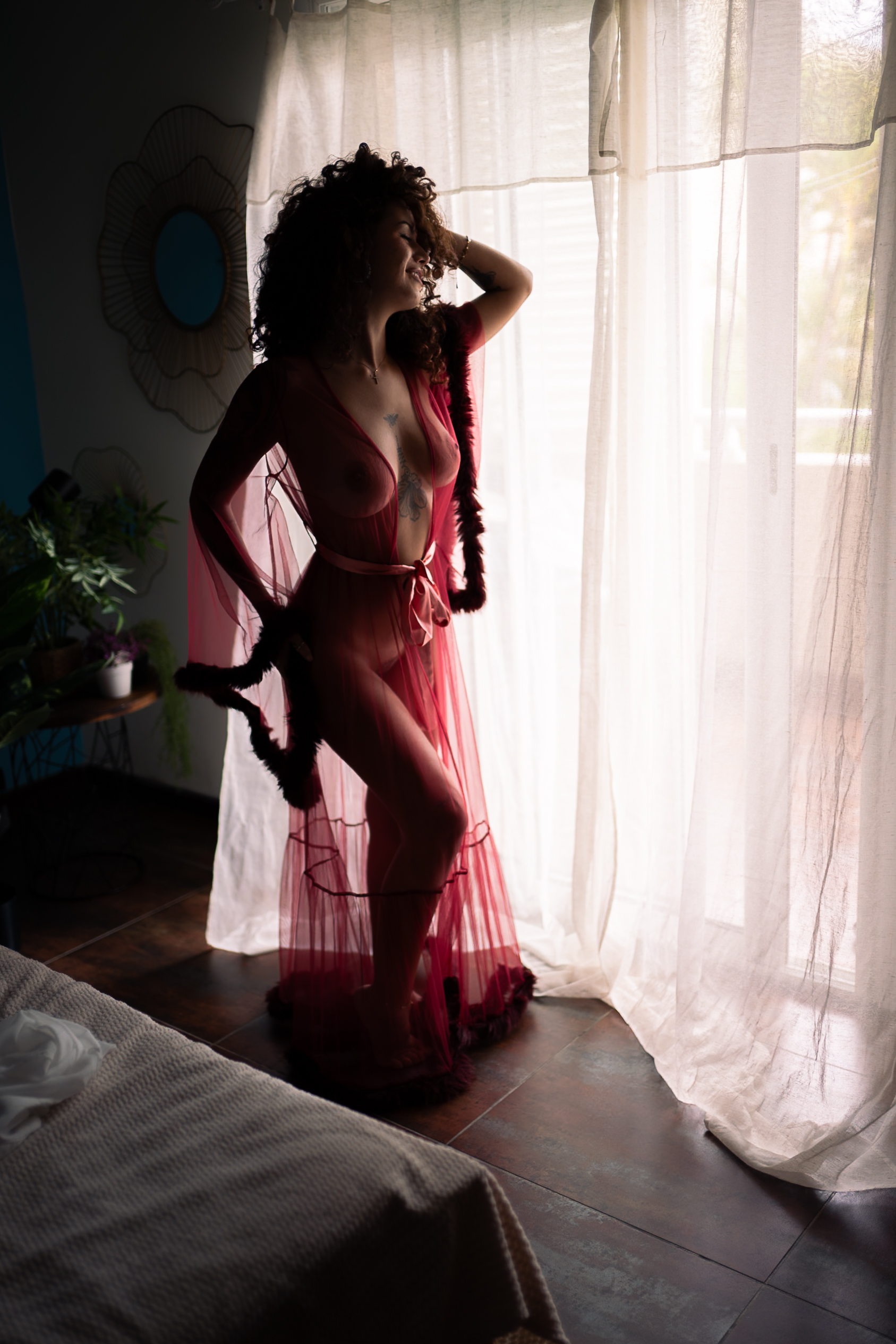 Robe rouge transparente fenêtre sourire