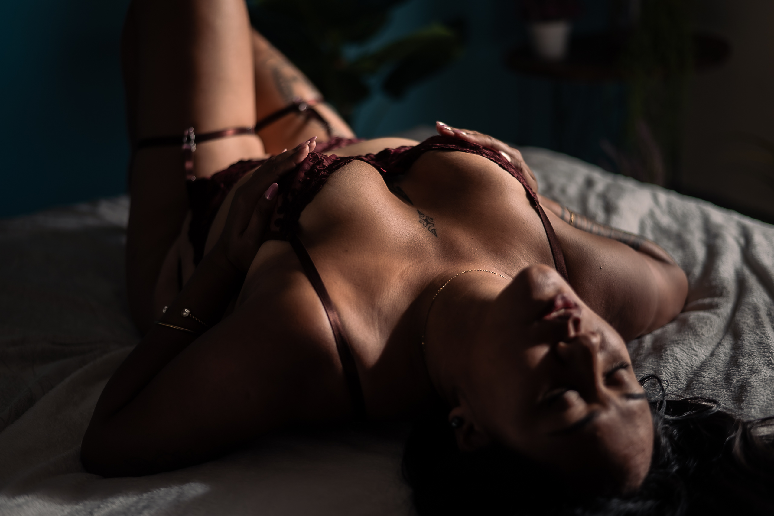 Corps allongé lingerie bordeaux sensuel