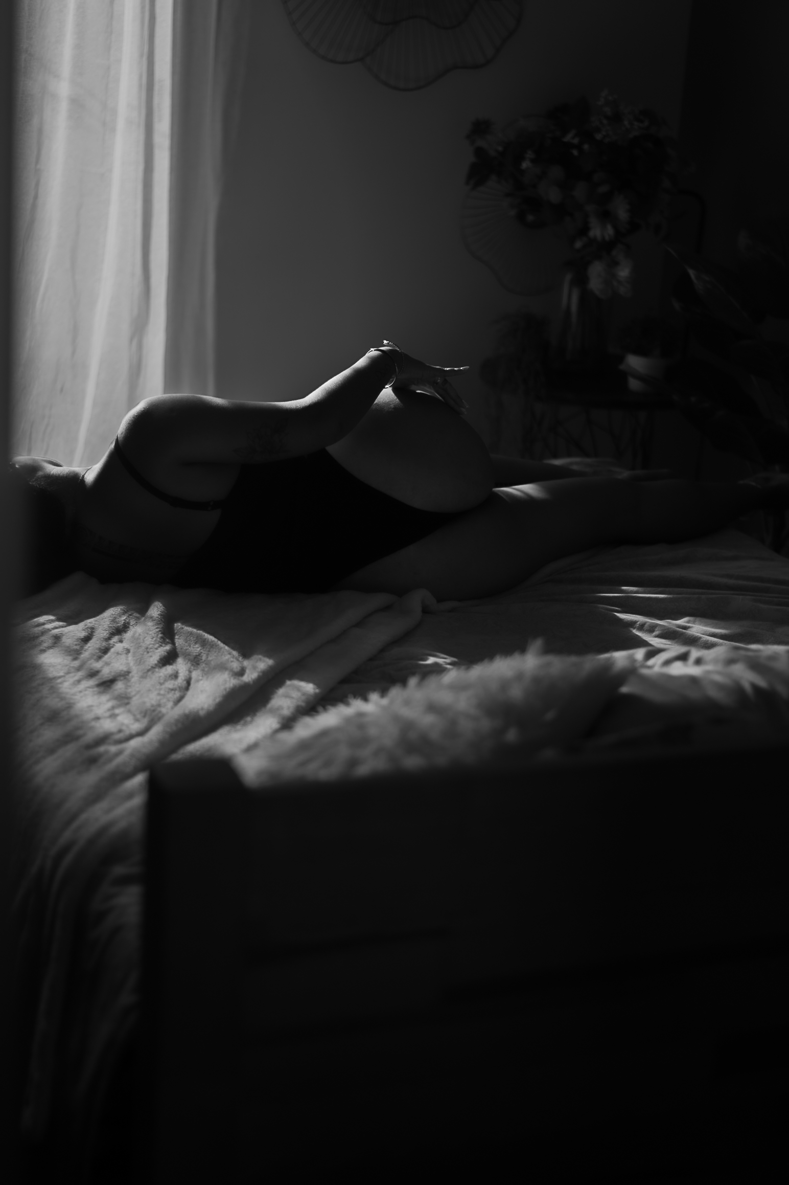Silhouette noir et blanc allongée lit