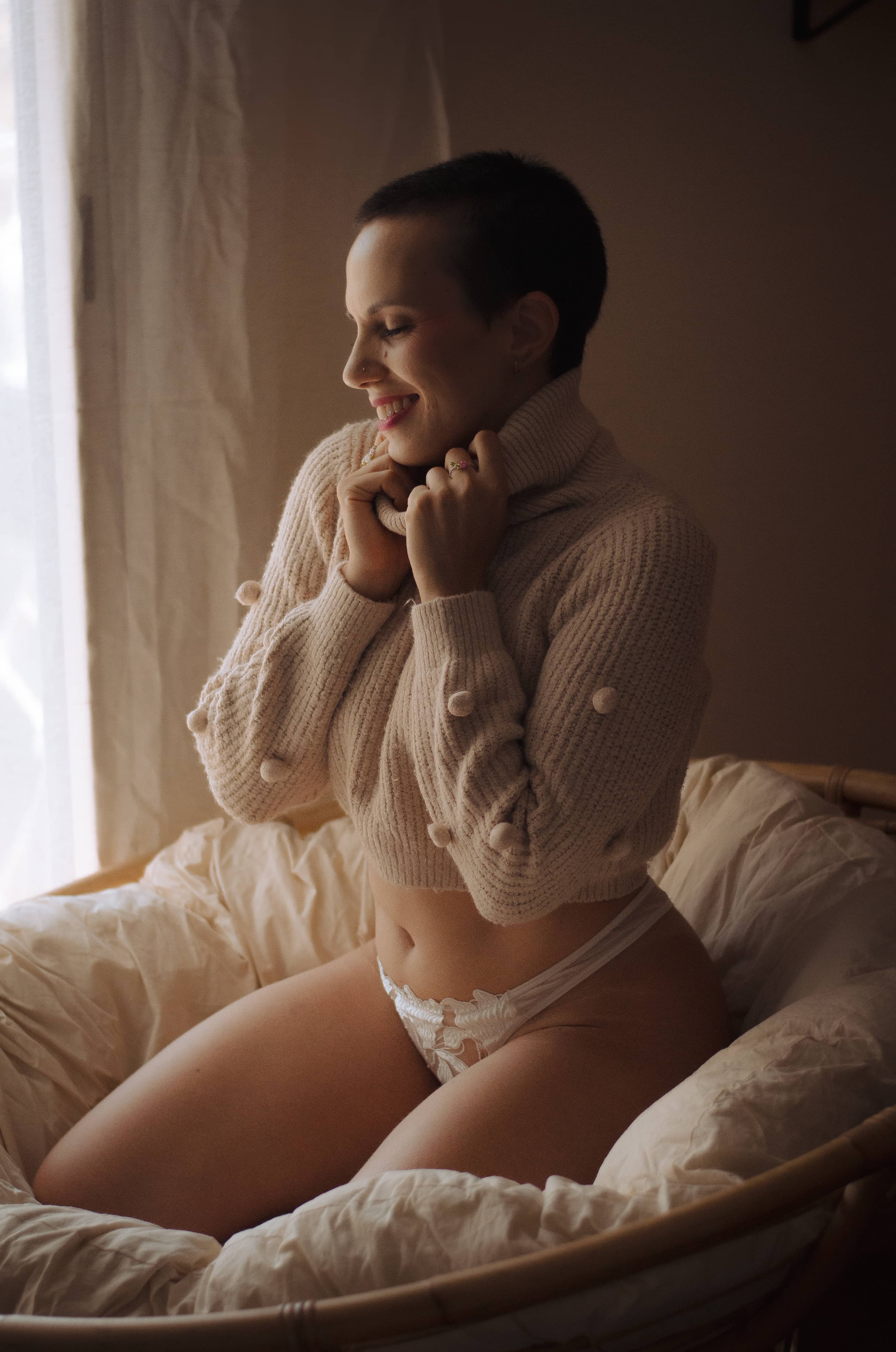 Boudoir robe noire fenêtre