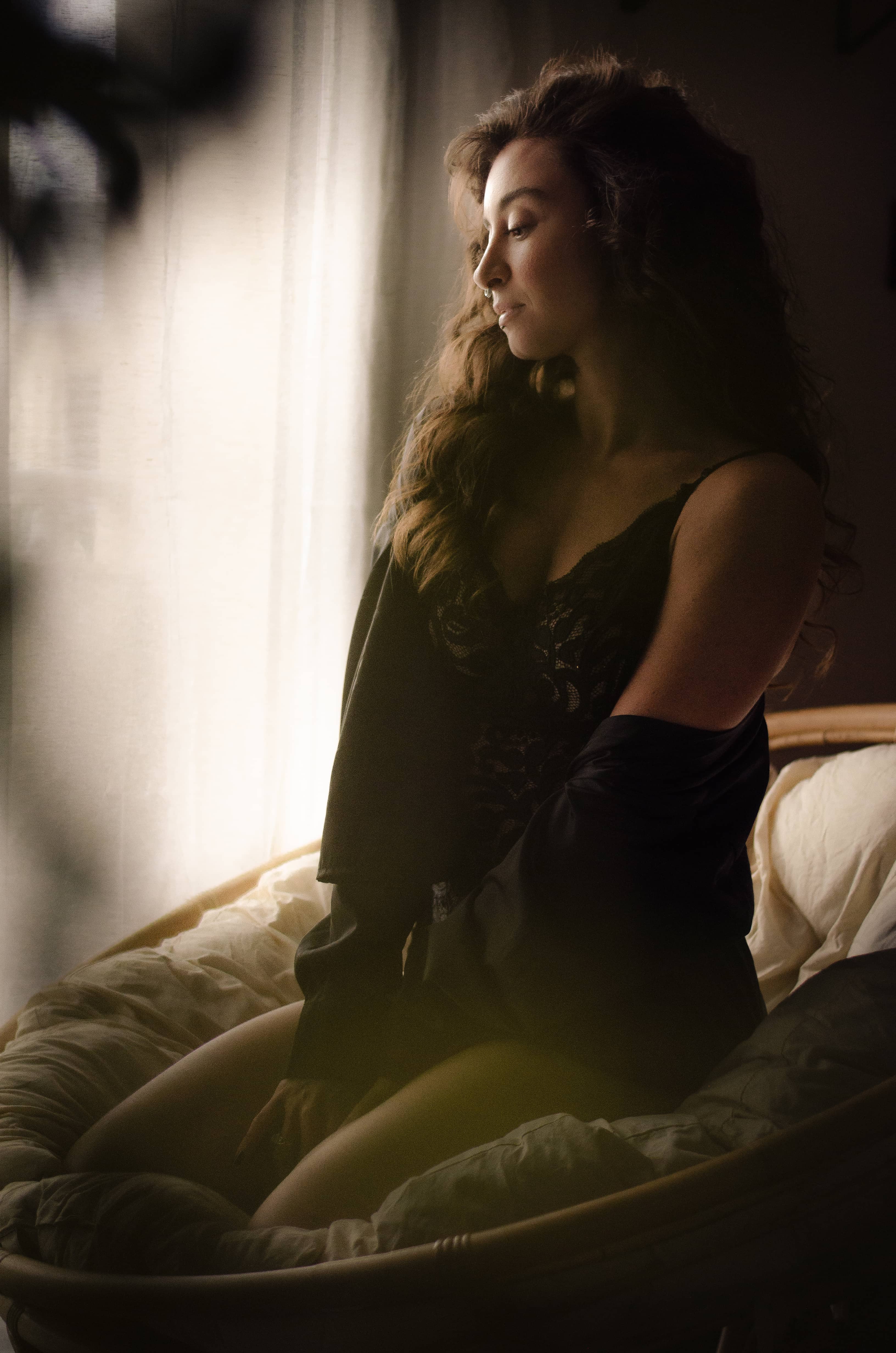 Séance boudoir souriante