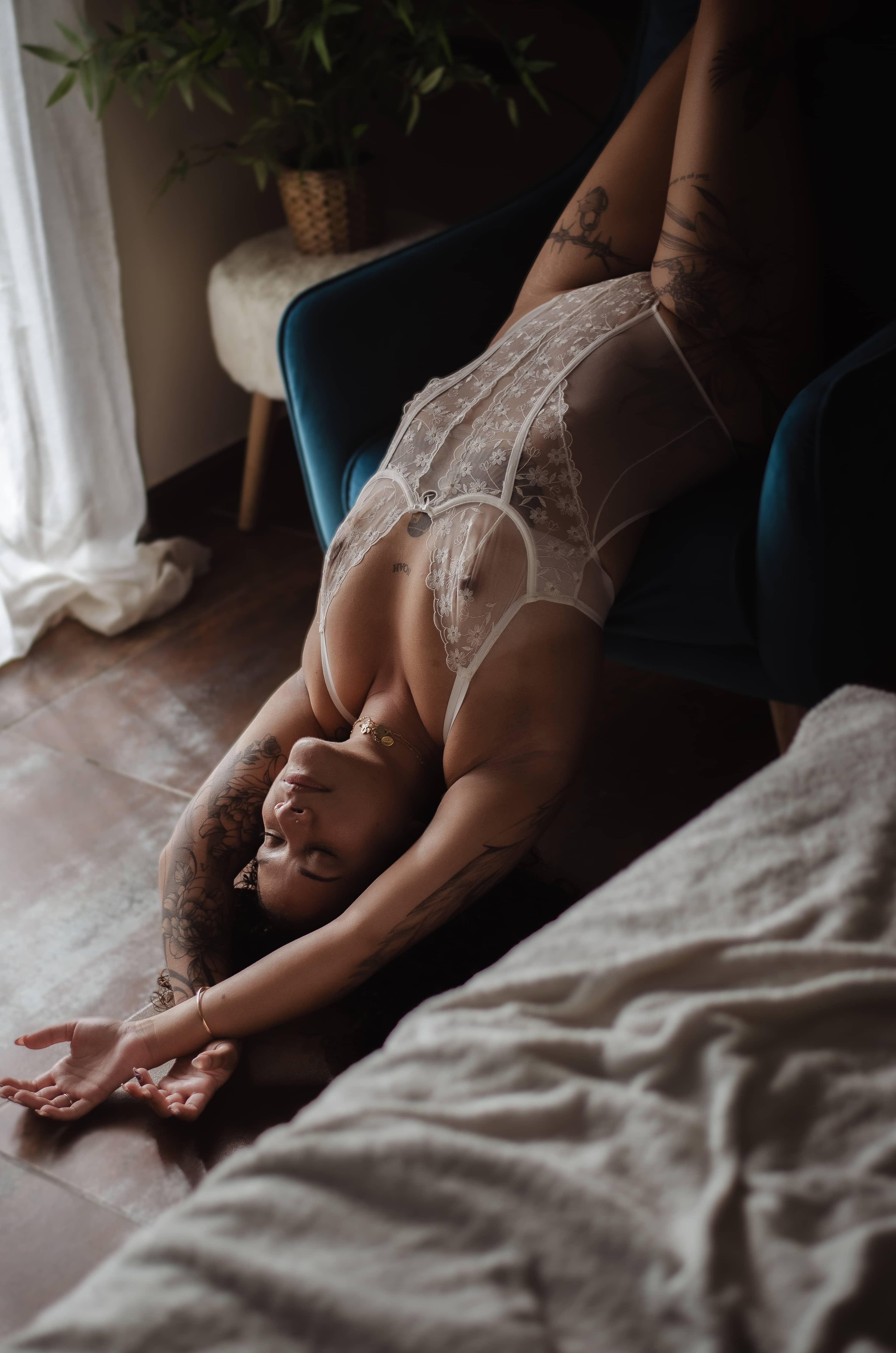 Portrait boudoir sourire lumineux