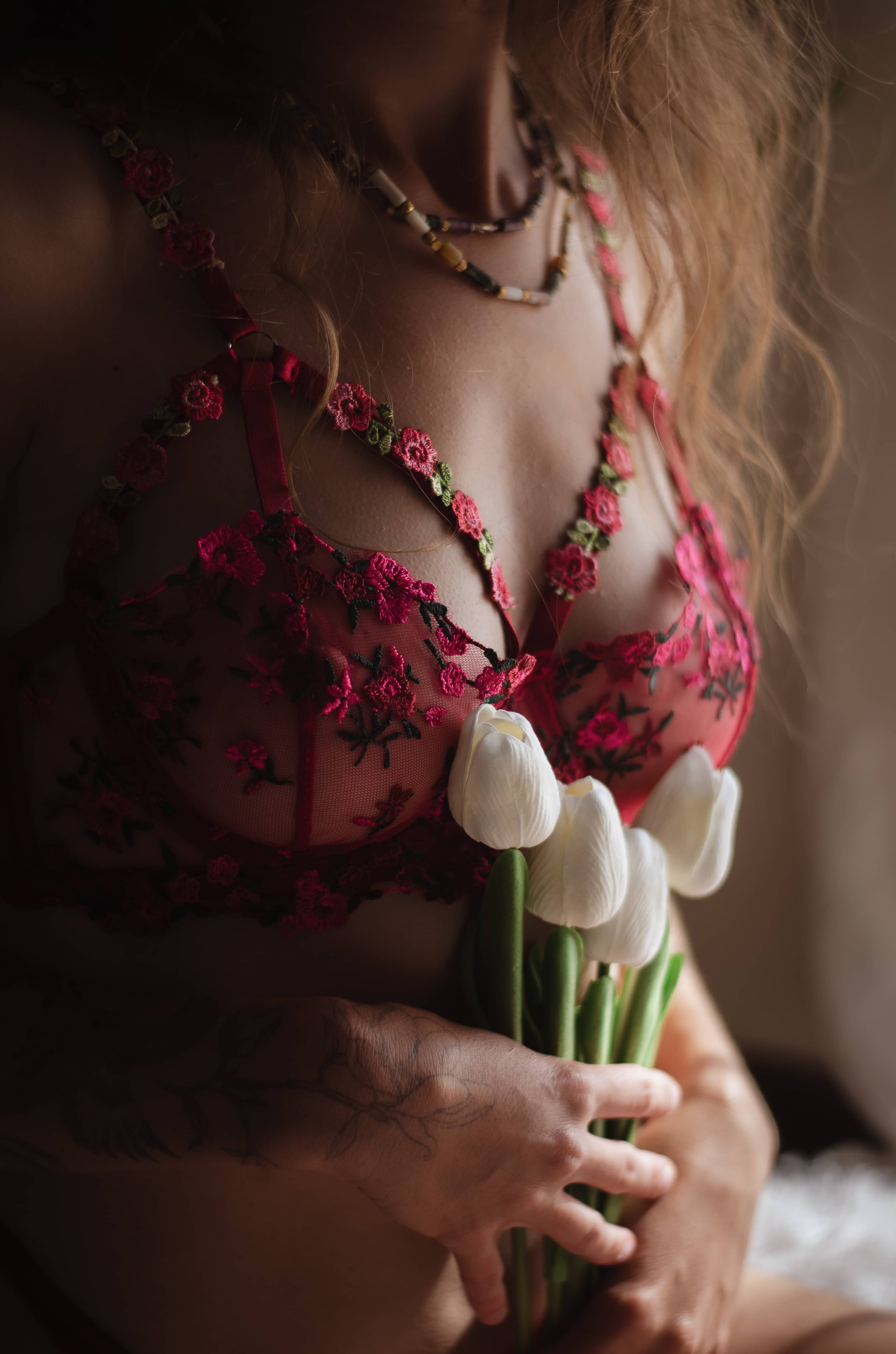 Portrait boudoir lumière dorée